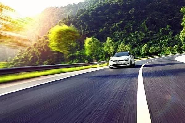 为什么上高速开车 老司机都喜欢走中间车道？