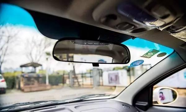 为什么上高速开车 老司机都喜欢走中间车道？