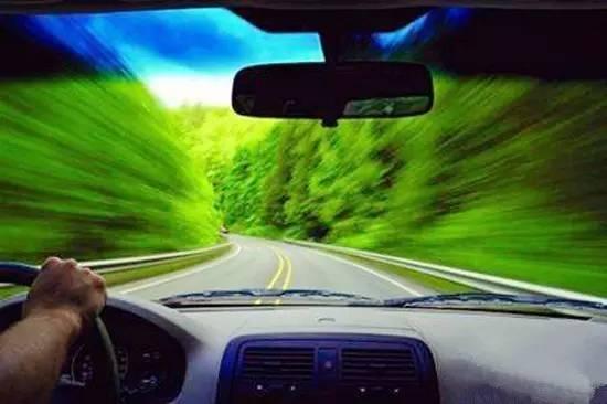 为什么上高速开车 老司机都喜欢走中间车道？